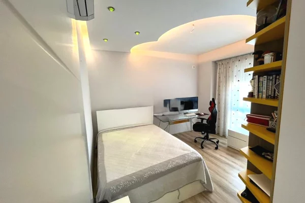 Shtepi me qera Apartament ne Tirane, 3+1, Mobilimi E mobiluar, Pagesa 1,200  Euro.