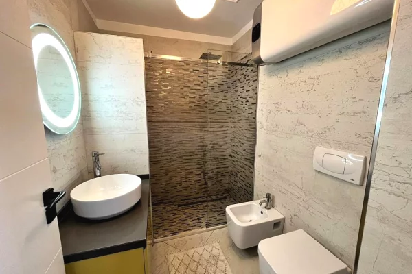 Shtepi me qera Apartament ne Tirane, 3+1, Mobilimi E mobiluar, Pagesa 1,200  Euro.