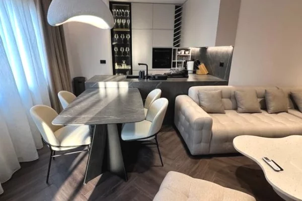 Appartamento in vendita a Tirana 2+1, Arredato