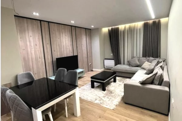 Apartament Modern 1+1 me Pamje nga Bulevardi i Ri – Kat i 5-të, Zogu i Parë
