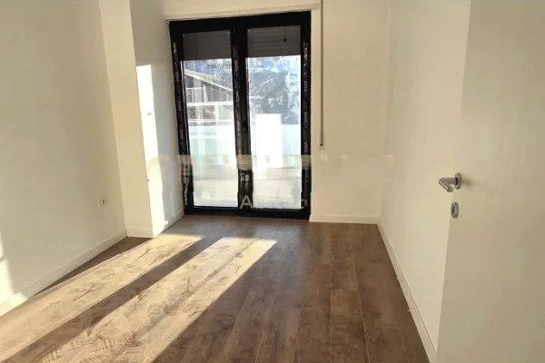 Jepet apartament 2+1 me qera tek Komuna e Parisit