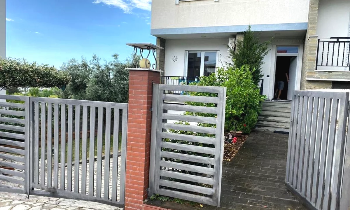 Shtepi me qera Apartament ne Tirane, 4+1, Mobilimi E mobiluar, Pagesa 1,500  Euro.