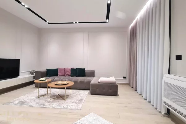 OFROJ PER QIRA APARTAMENT LUKSOZ 1+1 ME PARKIM, PRANE QENDRES TREGETARE TEG!