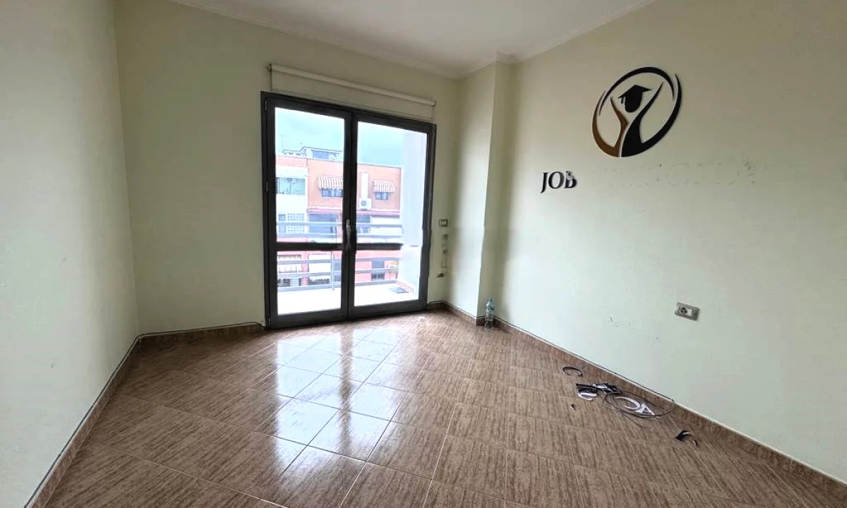 JAPIM ME QERA ZYRE TEK RRETHRROTULLIMI I ZOGUT TE ZI