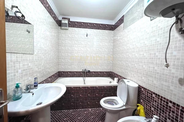 JAPIM ME QERA ZYRE TEK RRETHRROTULLIMI I ZOGUT TE ZI