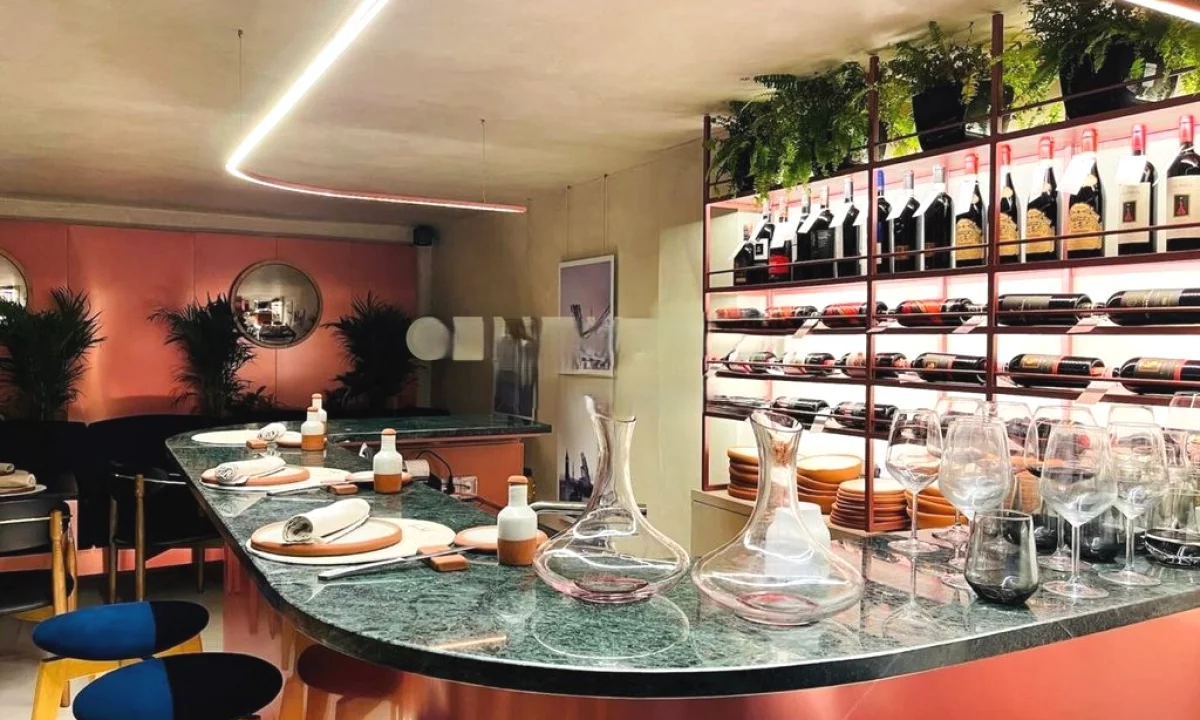 QIRA,AMBJENT BAR-RESTORANT