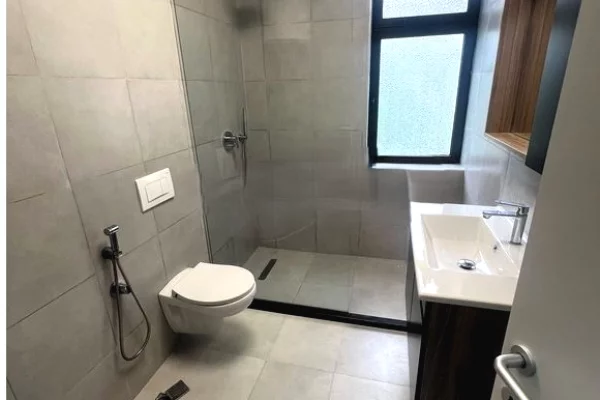 Jepen me Qera Zyra te Ali Demi prane Ish Tregut Elektrik