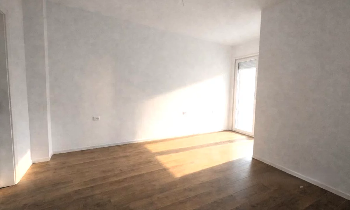 Pazari i Ri – Ambjent zyre 3+1 me qira!!