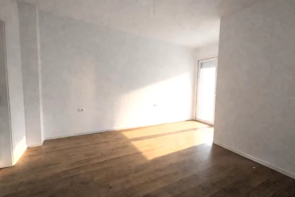 Ambient biznesi me qera 3+1 ne Tirane - 1,200 Euro