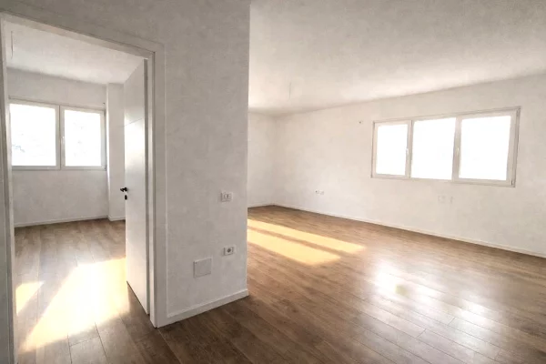 Pazari i Ri – Ambjent zyre 3+1 me qira!!