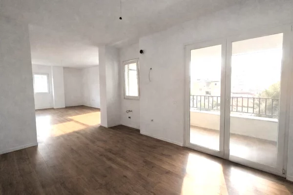 Ambient biznesi me qera 3+1 ne Tirane - 1,200 Euro