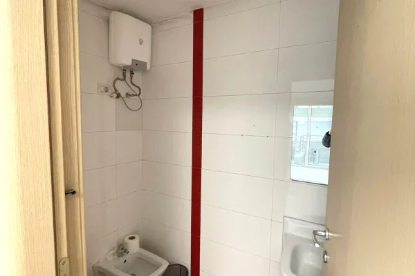 Ambient biznesi me qera 3+1 ne Tirane - 1,000 Euro