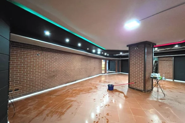 Ofrohet ambient komercial pranë Shkollës së Baletit, në Njësinë Bashkiake Nr. 2, me sipërfaqe totale