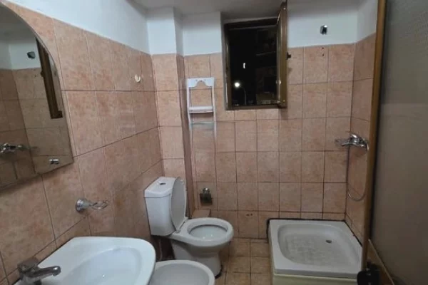 Shtepi ne shitje Apartament ne Tirane, 2+1, Mobilimi E mobiluar, Pagesa 130,000  Euro.