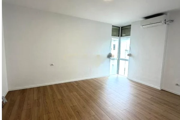 Ambient biznesi me qera 3+1 ne Tirane - 1,400 Euro