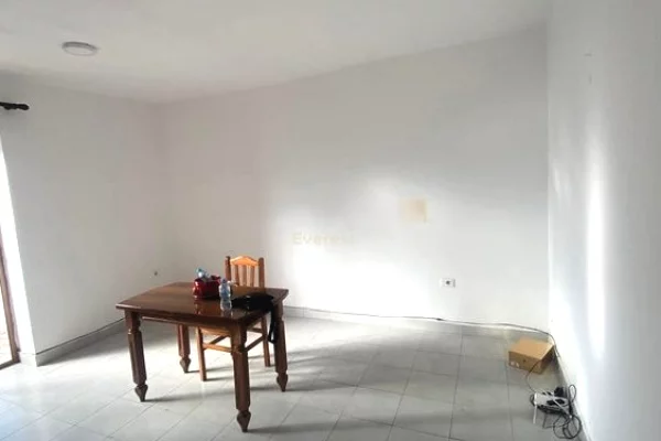Shtepi ne shitje Apartament ne Tirane, 1+1, Mobilimi Bosh, pa mobiluar, Pagesa 137,000  Euro.