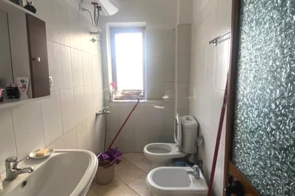 Shtepi ne shitje Apartament ne Tirane, 1+1, Mobilimi Bosh, pa mobiluar, Pagesa 137,000  Euro.