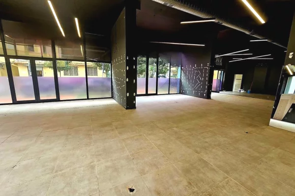 JEPET ME QIRA NJËSI KOMERCIALE 205 m² – NË ZEMËR TË TIRANËS