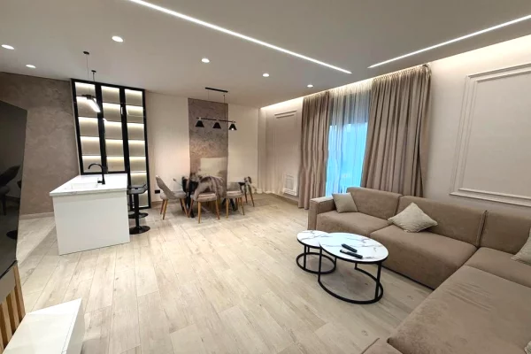 Appartamento in vendita a Tirana 2+1, Arredato