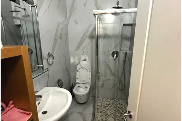 Shtepi me qera Apartament ne Tirane, 2+1, Mobilimi E mobiluar, Pagesa 1,100  Euro.