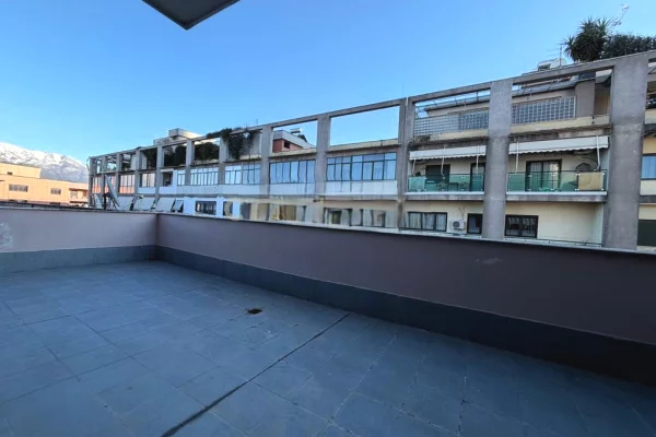 Shtepi me qera Apartament ne Tirane, 3+1, Mobilimi E mobiluar, Pagesa 1,000  Euro.