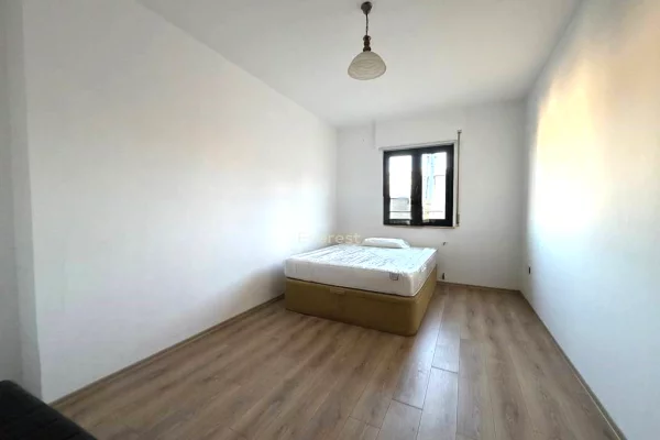 Shtepi me qera Apartament ne Tirane, 3+1, Mobilimi E mobiluar, Pagesa 1,000  Euro.