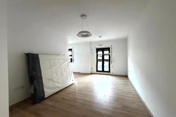 Shtepi me qera Apartament ne Tirane, 3+1, Mobilimi E mobiluar, Pagesa 1,000  Euro.