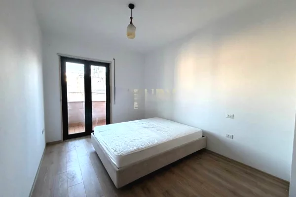 Shtepi me qera Apartament ne Tirane, 3+1, Mobilimi E mobiluar, Pagesa 1,000  Euro.