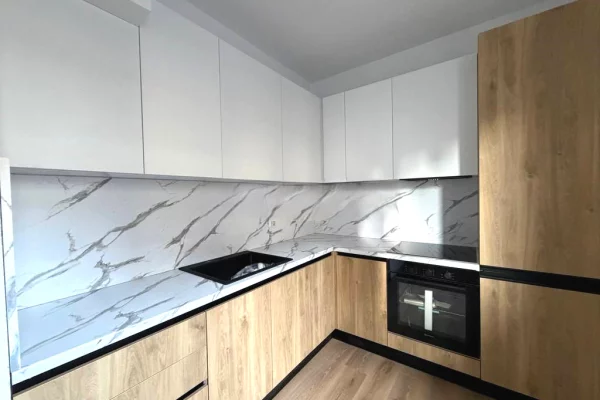 QENDER, APARTAMENT 3+1 PER QIRA 