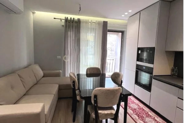 APARTAMENT ME QERA PRANE PAZARIT TE RI