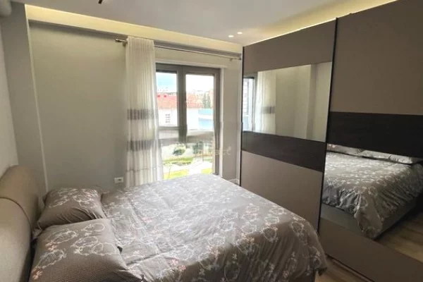 Shtepi me qera Apartament ne Tirane, 2+1, Mobilimi E mobiluar, Pagesa 800  Euro.