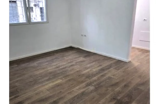 SHITET APARTAMENT 1+1 PRANE SHKOLLES “1 MAJI”, ALI DEMI