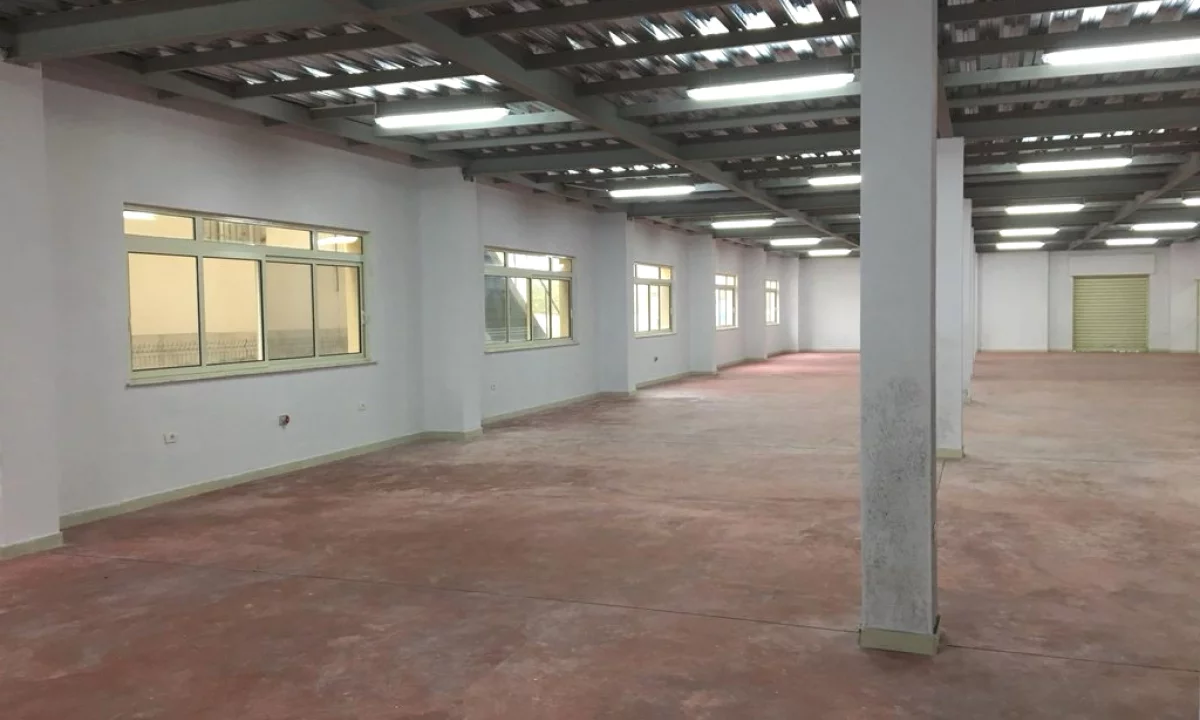EKSKLUZIVE! BULEVARDI I RI, JEPET ME QIRA KAPANON 2 KATE+ 5 POSTE PARKIMI!