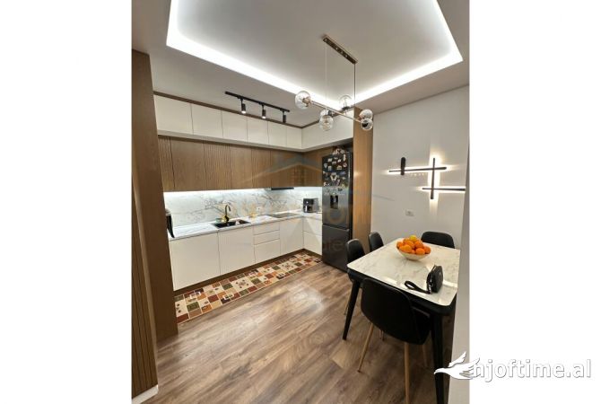 Shtepi ne shitje Apartament ne Tirane, 3+1, Mobilimi E mobiluar, Pagesa 250,000  Euro.