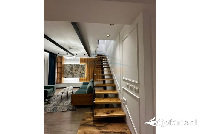 Shtepi ne shitje Duplex(shtepi me 2 kate) ne Tirane, 2+1, Mobilimi Pjeserisht e mobiluar, Pagesa 227,000  Euro.