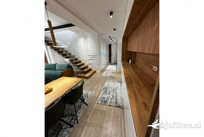 Shtepi ne shitje Duplex(shtepi me 2 kate) ne Tirane, 2+1, Mobilimi Pjeserisht e mobiluar, Pagesa 227,000  Euro.