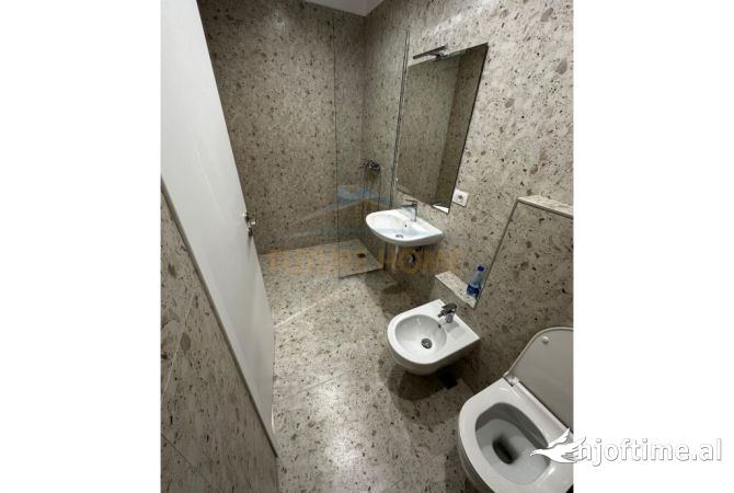 Shtepi ne shitje Duplex(shtepi me 2 kate) ne Tirane, 2+1, Mobilimi Pjeserisht e mobiluar, Pagesa 227,000  Euro.