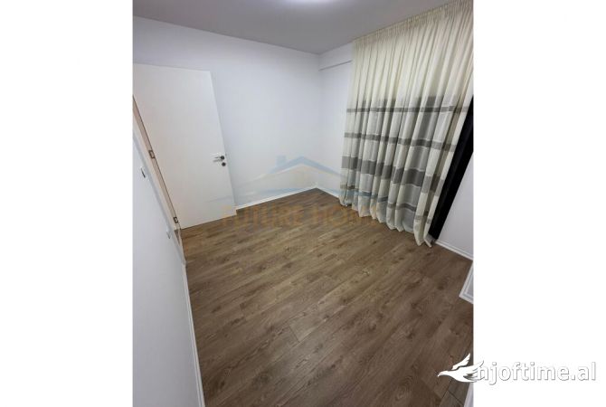 Shtepi ne shitje Duplex(shtepi me 2 kate) ne Tirane, 2+1, Mobilimi Pjeserisht e mobiluar, Pagesa 227,000  Euro.