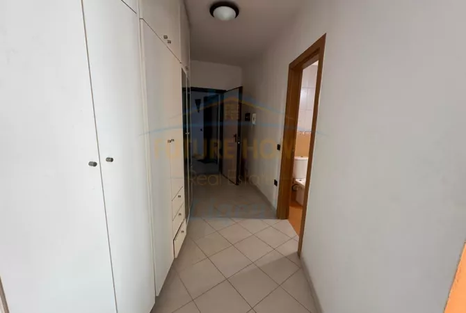 Shtepi ne shitje Apartament ne Tirane, Garsoniere, Mobilimi Pjeserisht e mobiluar, Pagesa 73,000  Euro.