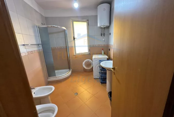 Shtepi ne shitje Apartament ne Tirane, Garsoniere, Mobilimi Pjeserisht e mobiluar, Pagesa 73,000  Euro.