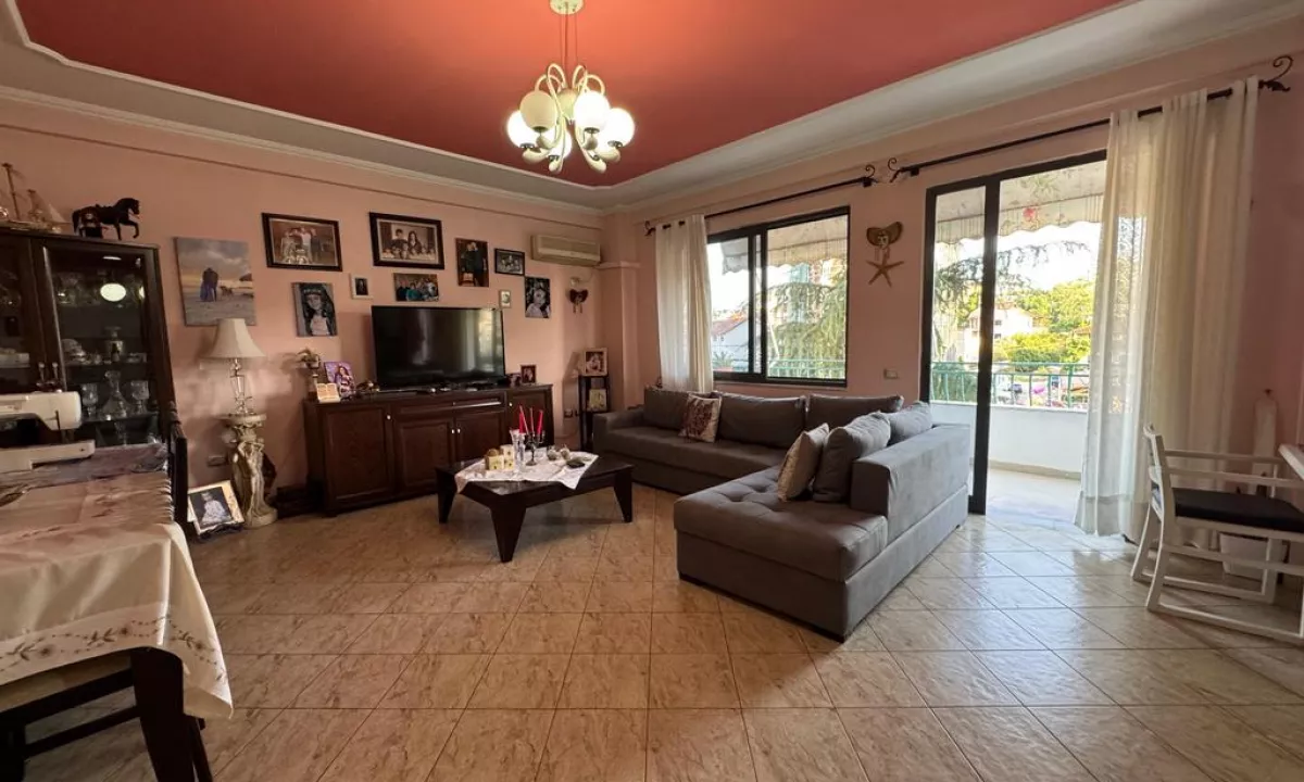 Shtepi ne shitje Apartament ne Tirane, 3+1, Mobilimi E mobiluar, Pagesa 225,000  Euro.