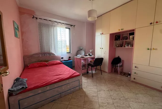 Shtepi ne shitje Apartament ne Tirane, 3+1, Mobilimi E mobiluar, Pagesa 225,000  Euro.