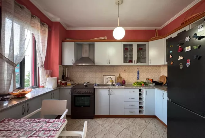 Shtepi ne shitje Apartament ne Tirane, 3+1, Mobilimi E mobiluar, Pagesa 225,000  Euro.