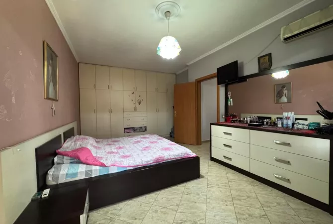 Shtepi ne shitje Apartament ne Tirane, 3+1, Mobilimi E mobiluar, Pagesa 225,000  Euro.