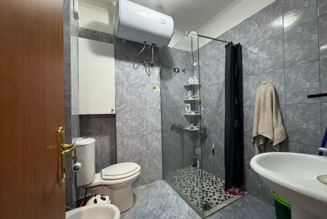 Shtepi ne shitje Apartament ne Tirane, 3+1, Mobilimi E mobiluar, Pagesa 225,000  Euro.