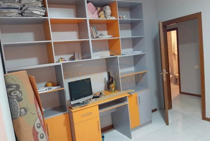 Shtepi ne shitje Apartament ne Tirane, 2+1, Mobilimi E mobiluar, Pagesa 175,000  Euro.