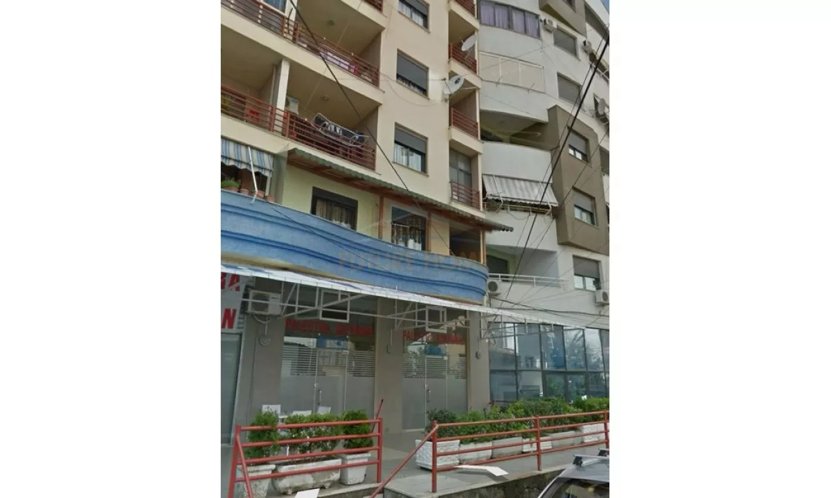 Shitet, Ambient Biznesi, Komuna e Parisit, Tirane.