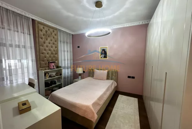 Shtepi ne shitje Apartament ne Tirane, 3+1, Mobilimi E mobiluar, Pagesa 168,000  Euro.