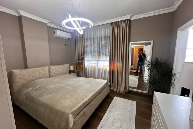 Shtepi ne shitje Apartament ne Tirane, 3+1, Mobilimi E mobiluar, Pagesa 168,000  Euro.