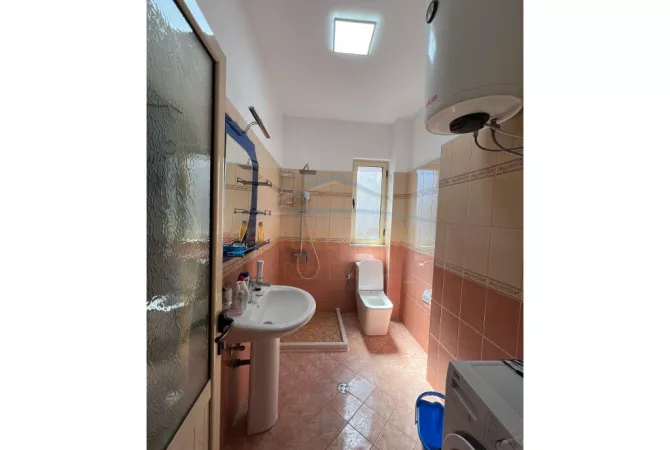 Shtepi ne shitje Apartament ne Fier, 2+1, Mobilimi E mobiluar, Pagesa 95,000  Euro.